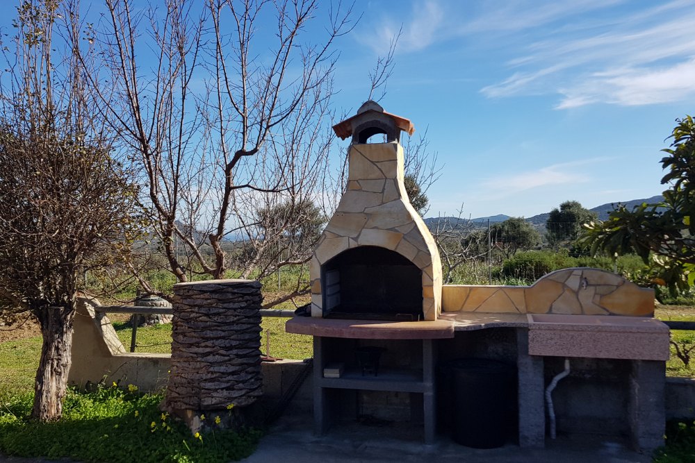 Barbecue e giardino dell'agriturismo a Castiadas